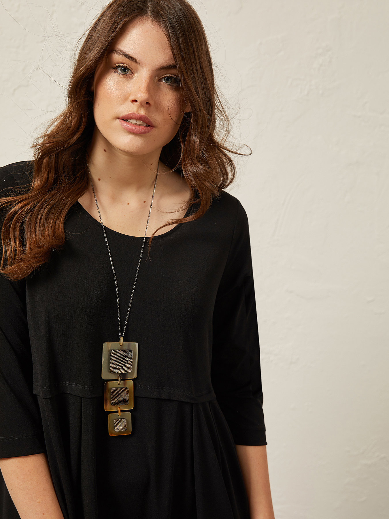 Collana lunga con ciondoli in resina image number 0