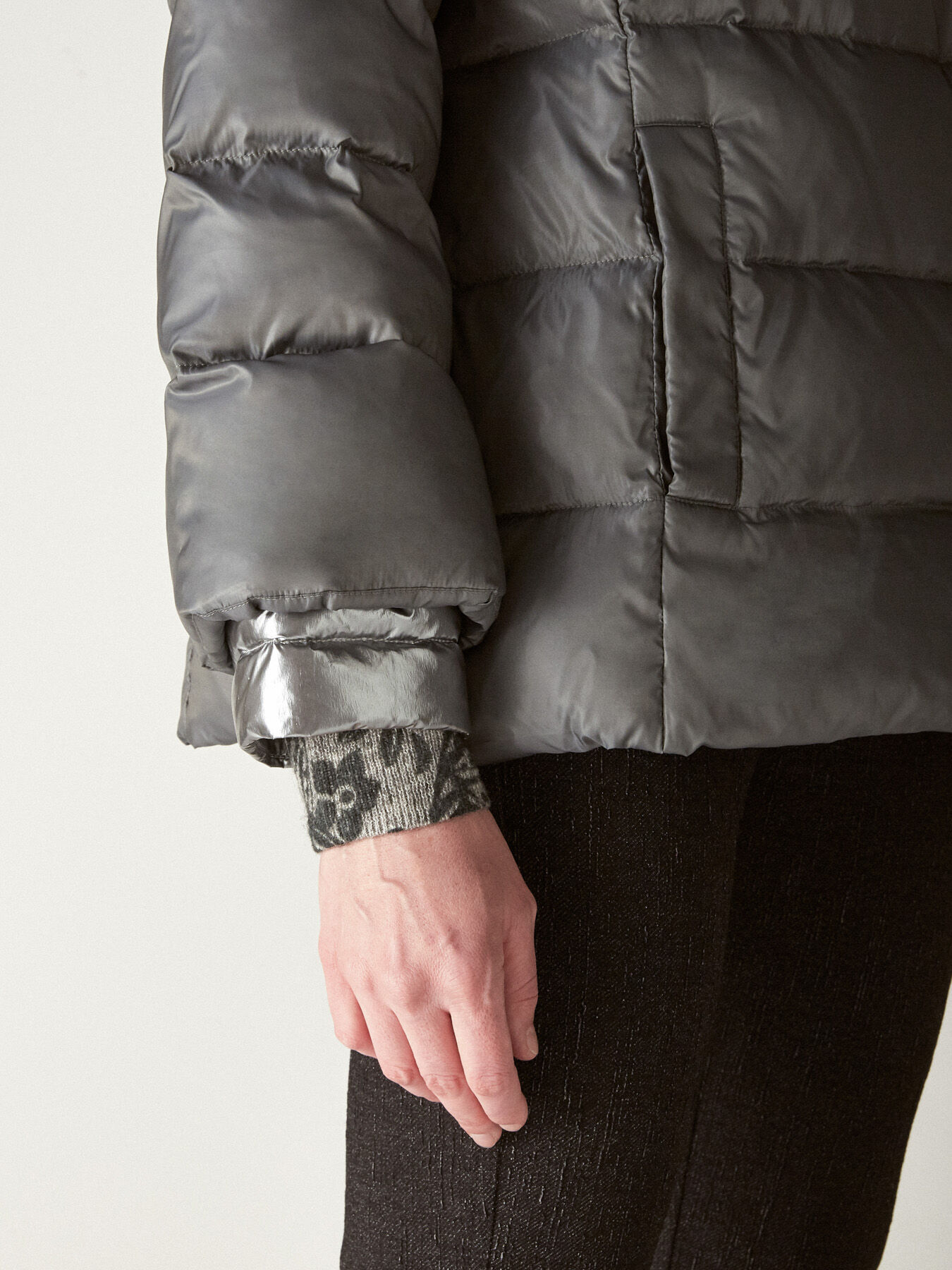 CASACO ACOLCHOADO COM PENA VERDADEIRA COM PARTES LAMINADAS image number 3