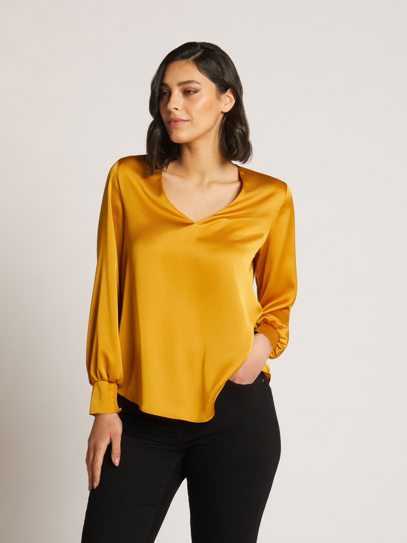 Blusa decote em V em cetim image number 2