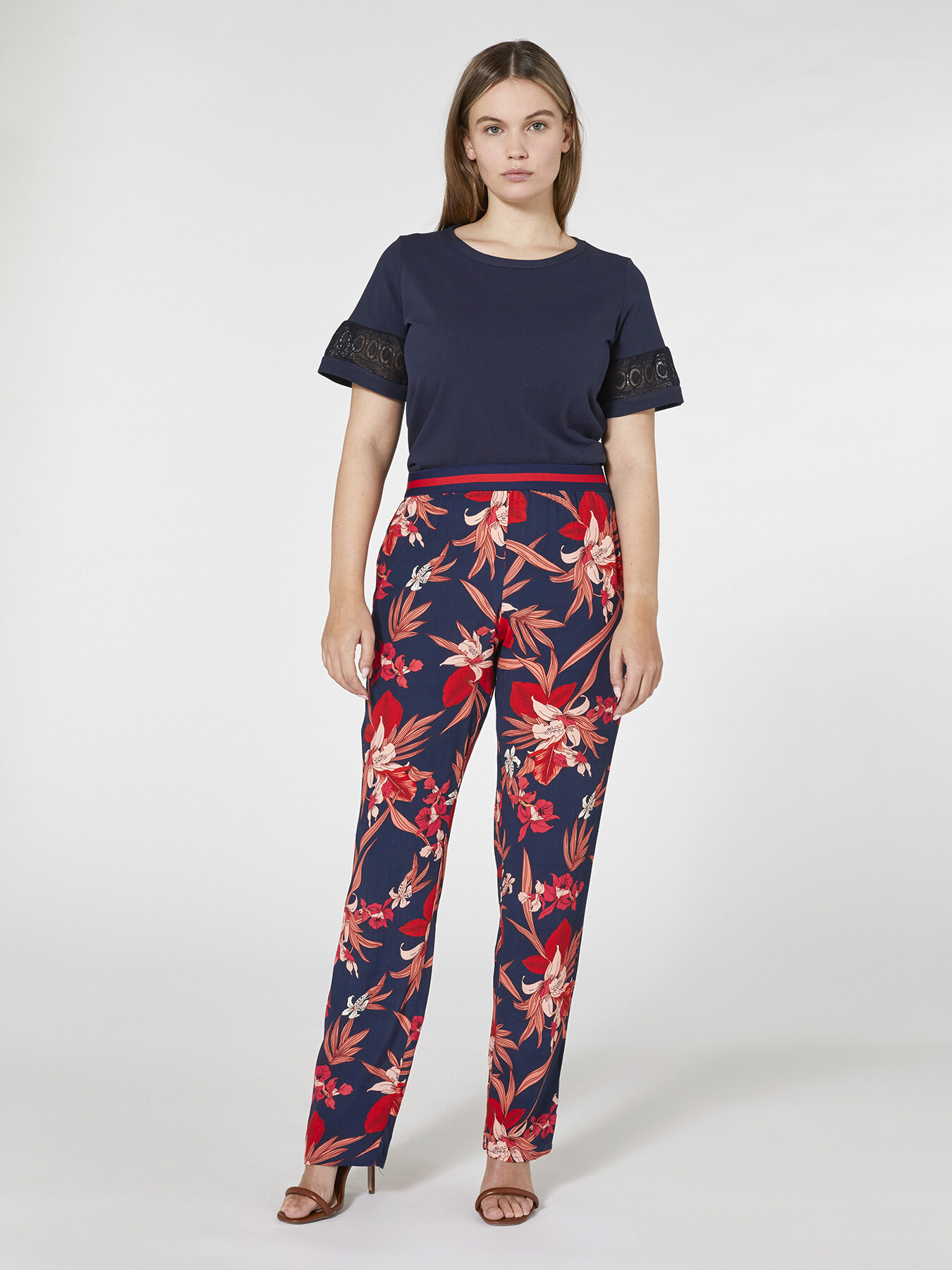 Gerade geschnittene bedruckte Hose image number 0