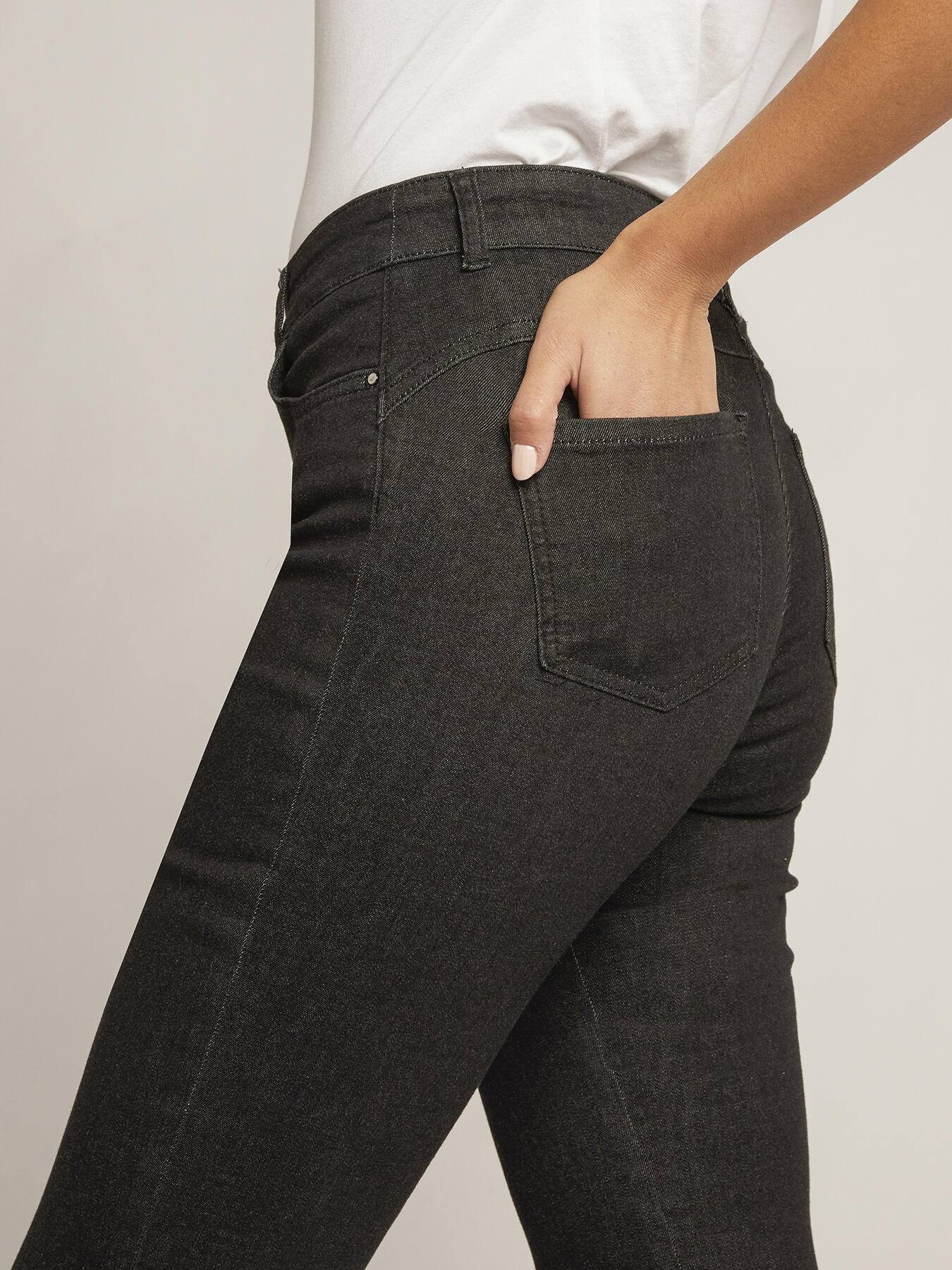 Vaqueros skinny negros image number 4