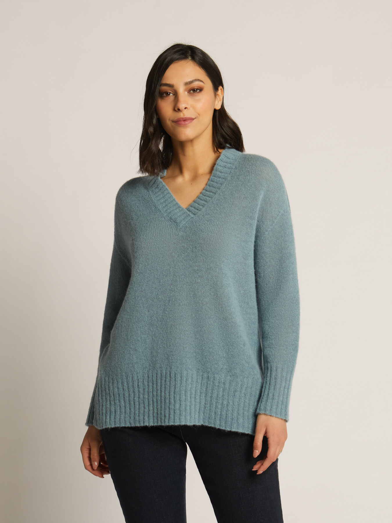 JERSEY ESCOTE DE PICO CON ABERTURAS DE ALPACA PERCHADA image number 2