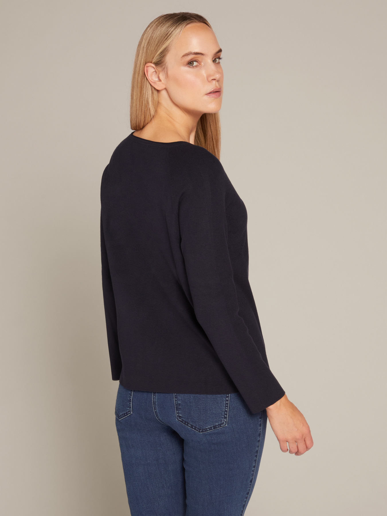 Pull ray&eacute; boxy en viscose responsable image number 2