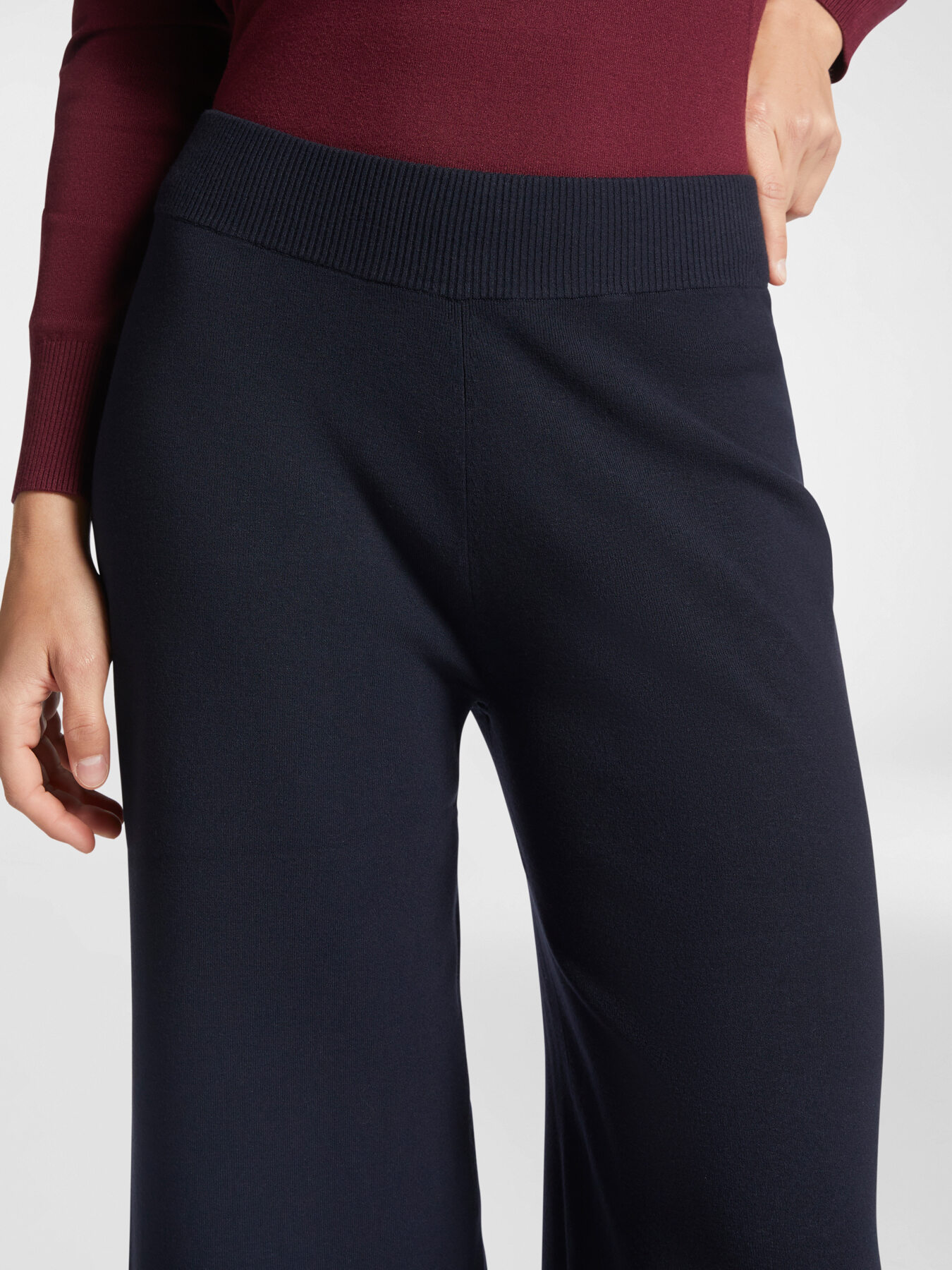 Gerade geschnittene Hose aus Strick image number 3