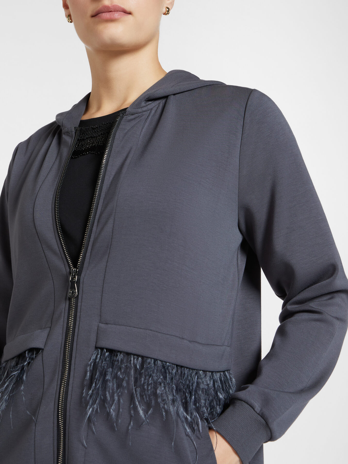 Sudadera sporty chic con plumas image number 3