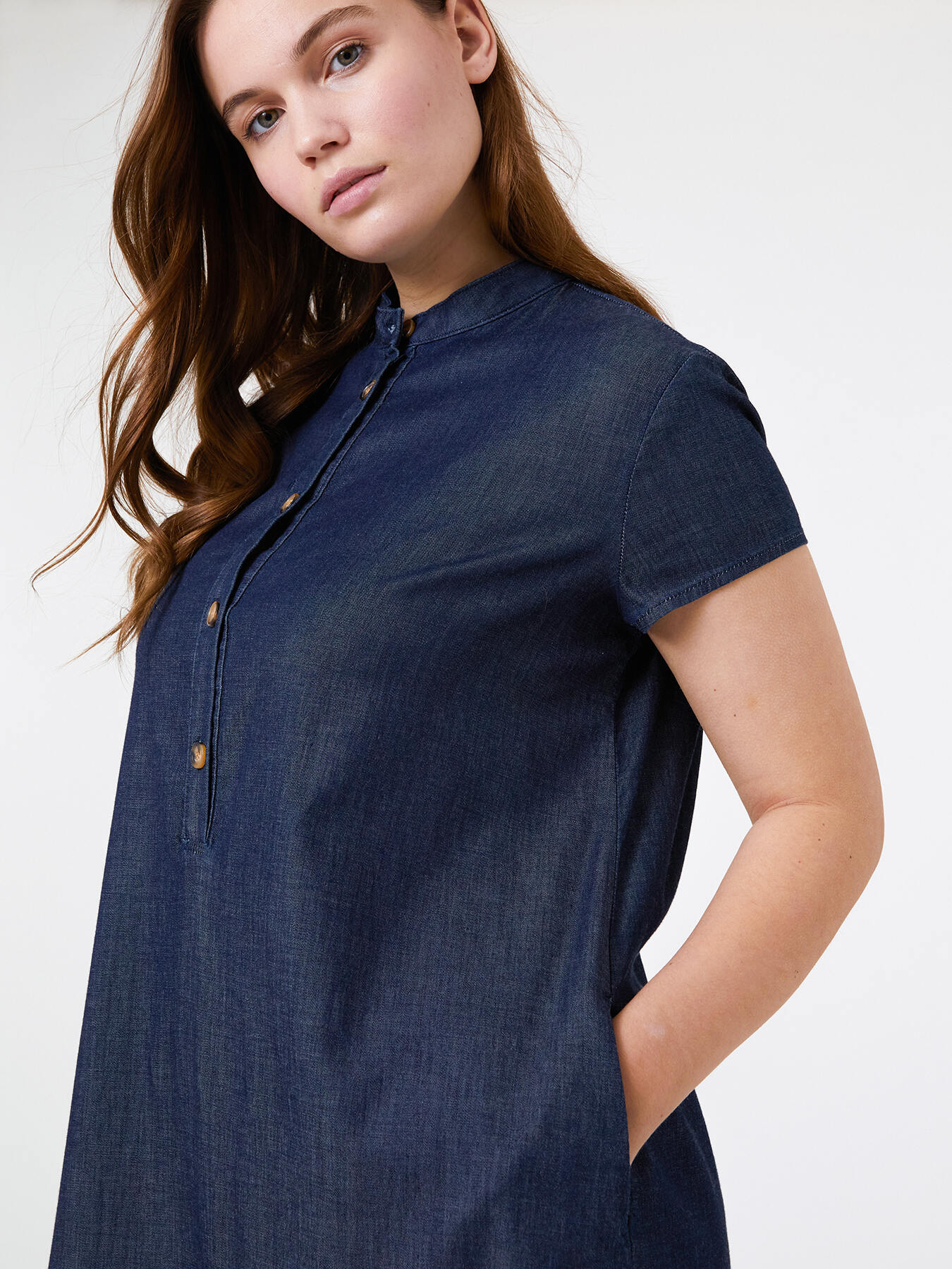 Langes Kleid aus Chambray image number 4