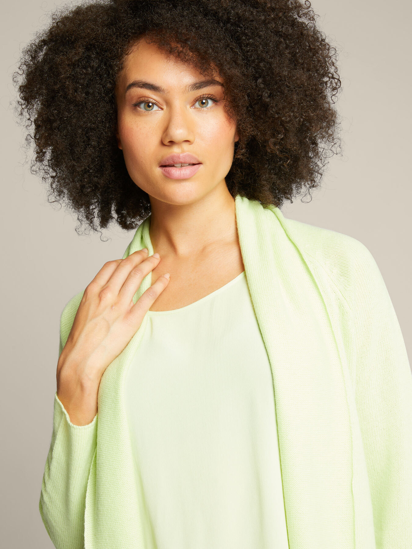 Cardig&atilde; de l&atilde; sustent&aacute;vel com gola de xaile image number 3