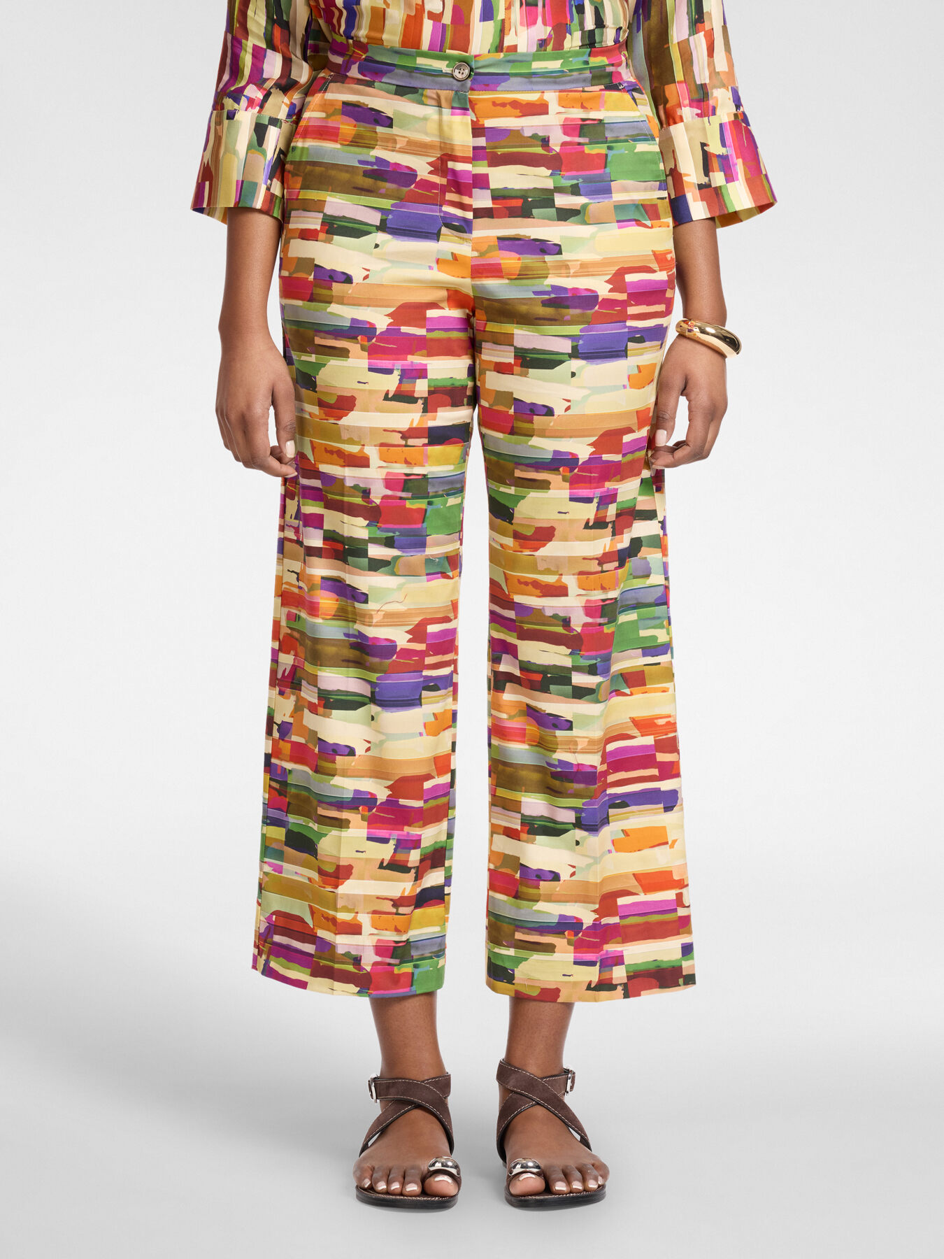 Pantalones cropped estampados image number 2