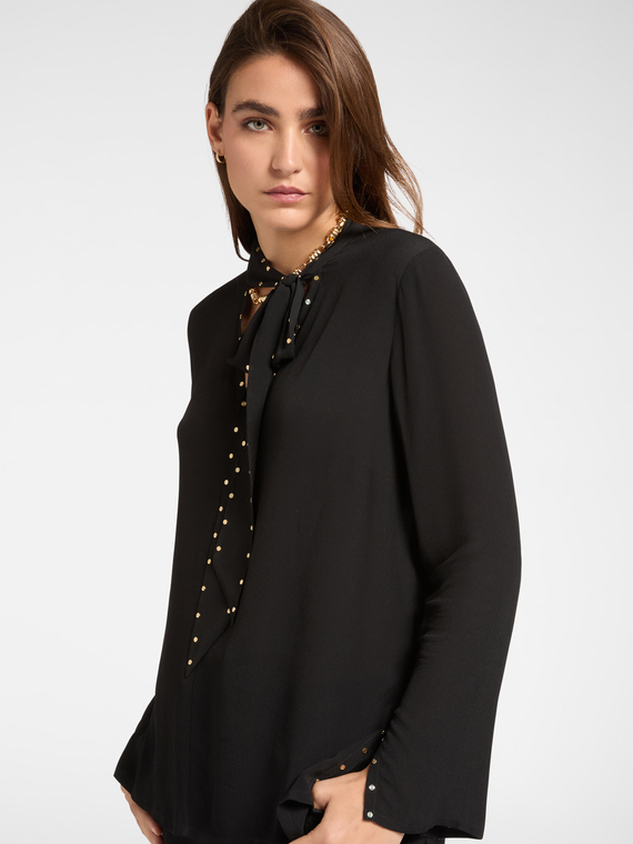 Blusa com faixa e tachas rasas