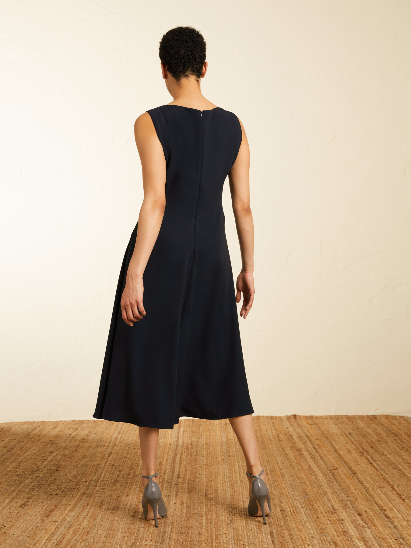 KLEID AUS WEICH FALLENDEM STOFF image number 1