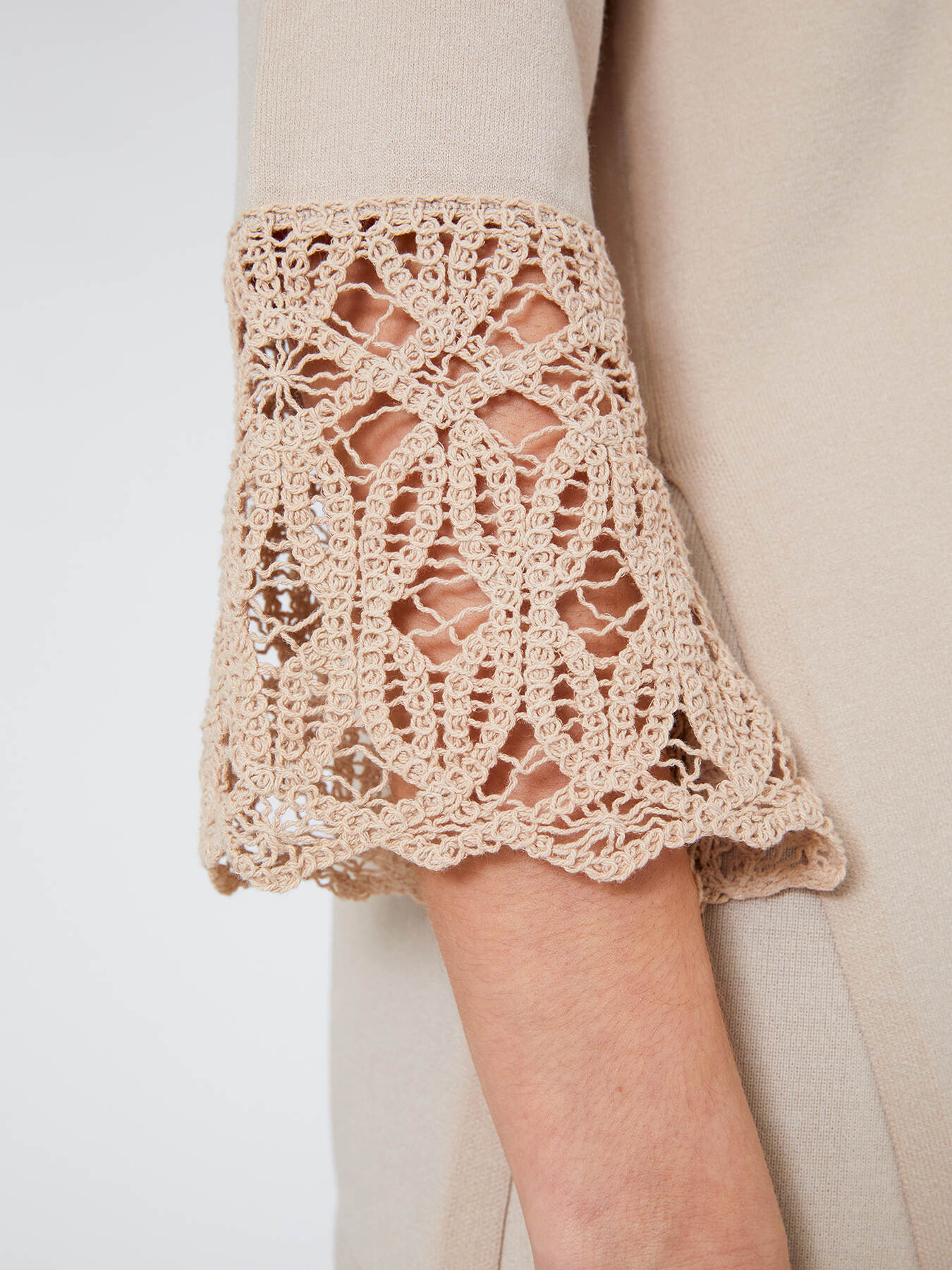 Pull en éco-viscose avec insert en macramé image number 3