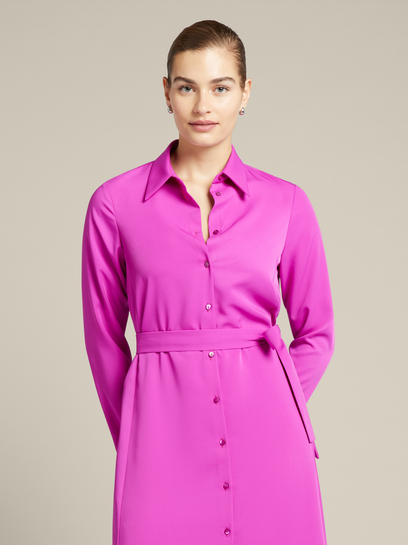 Vestido camiseiro com faixa image number 2