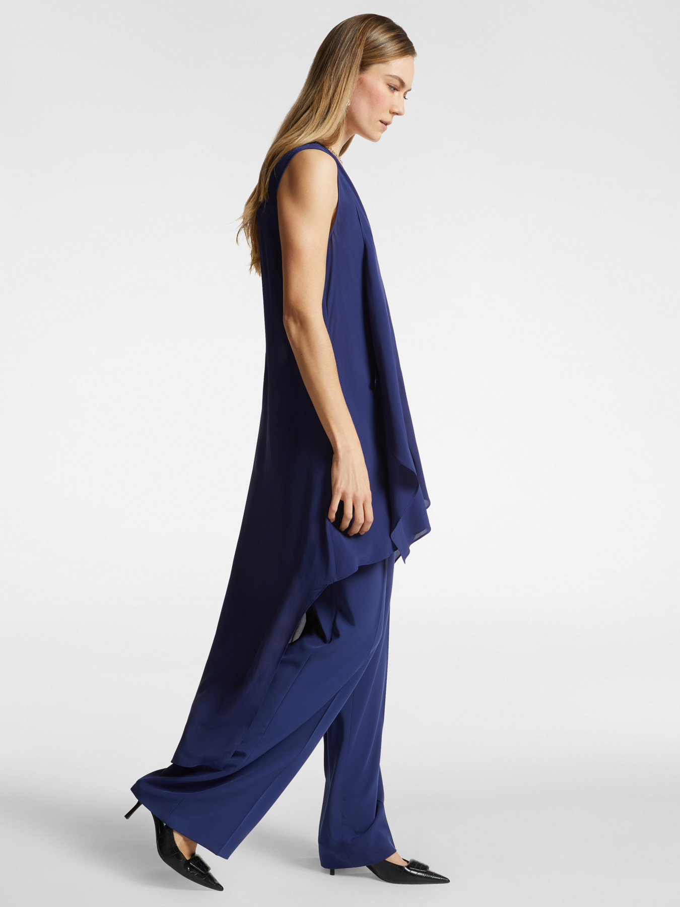 Elegant suit with trousers image number 2