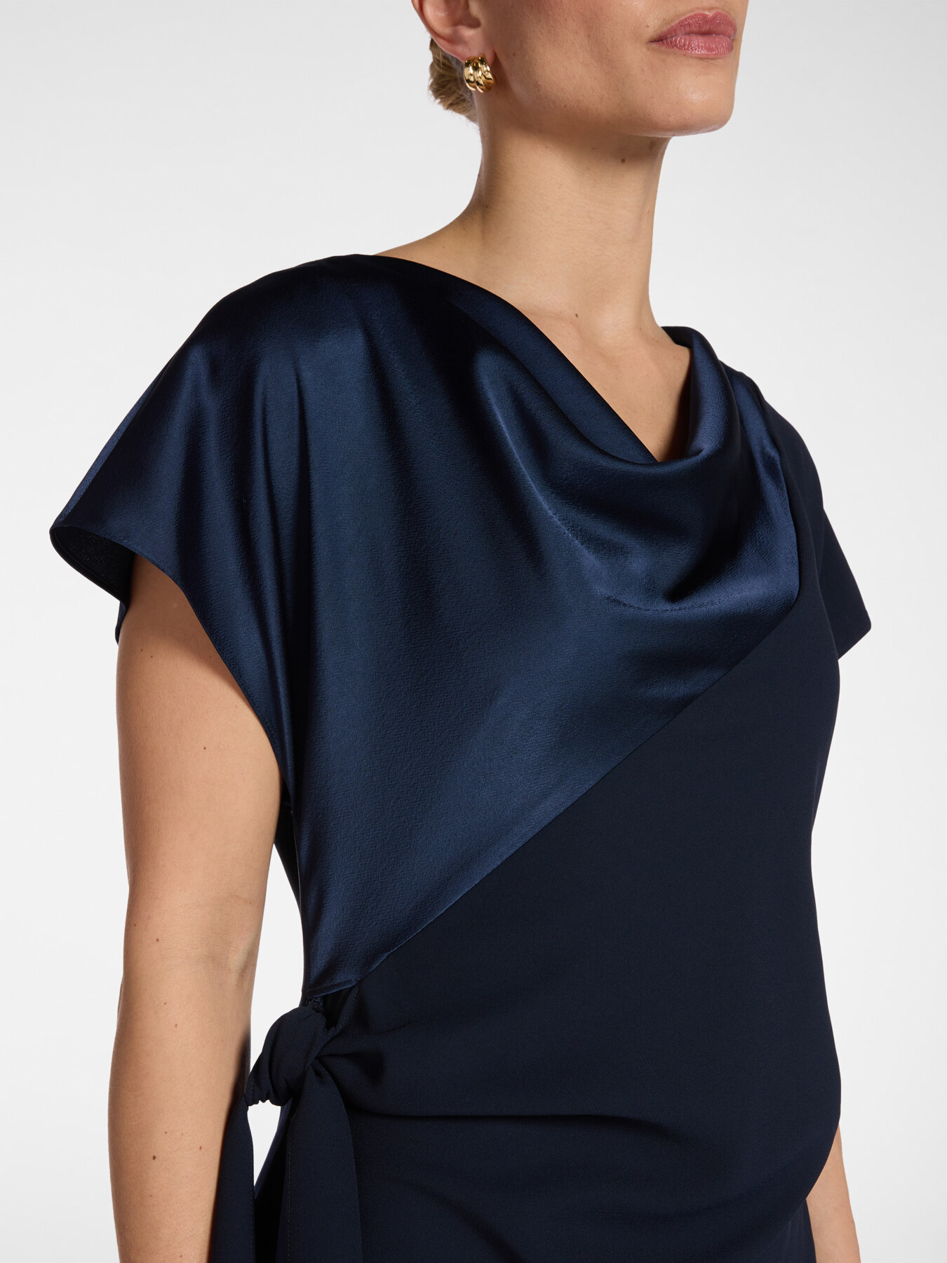 Vestido largo con nudo lateral image number 3