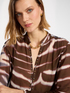 Blusa estampada con tachuelas image number 3