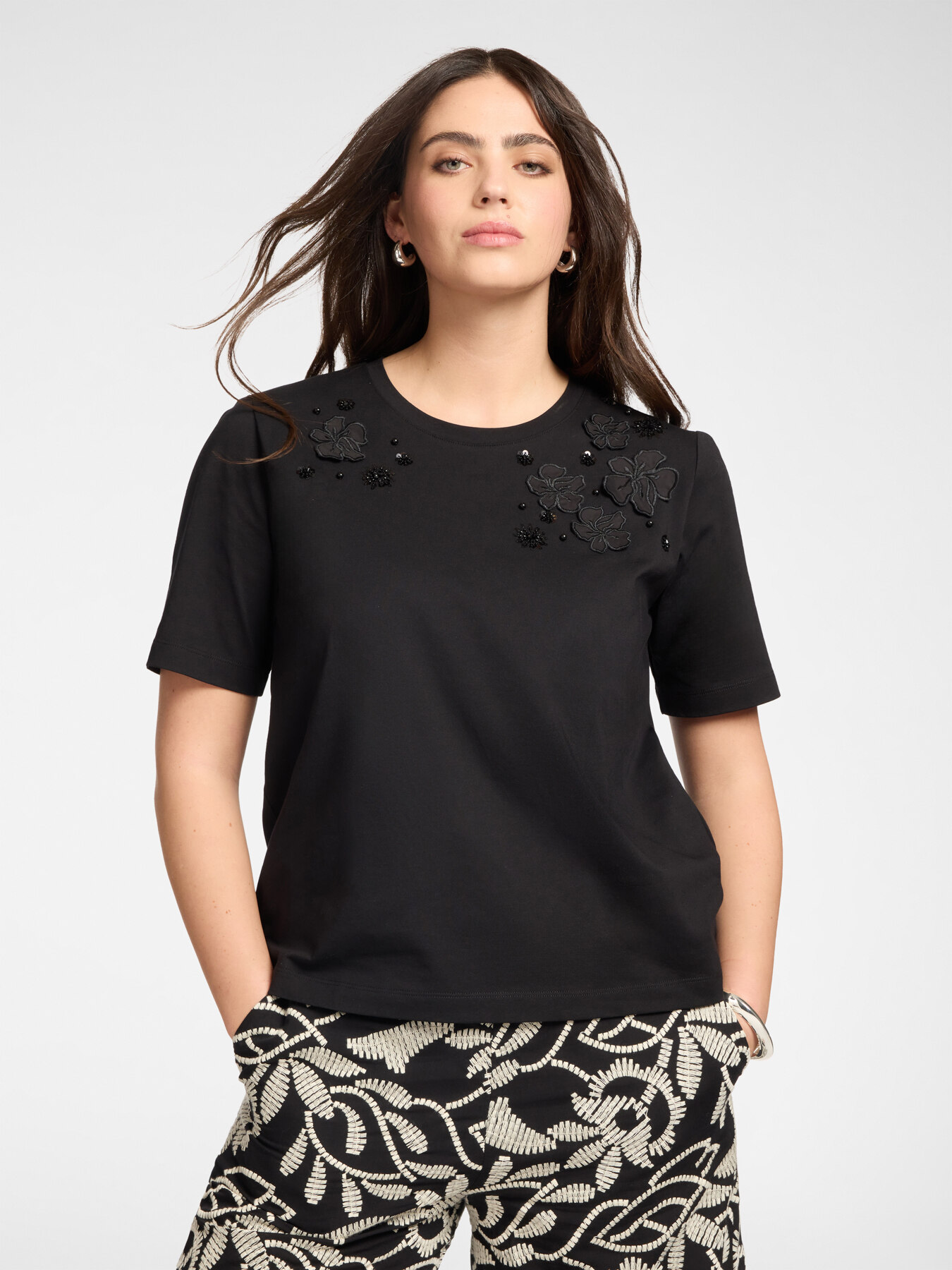 Cotton t-shirt with floral appliqu&eacute;s image number 4