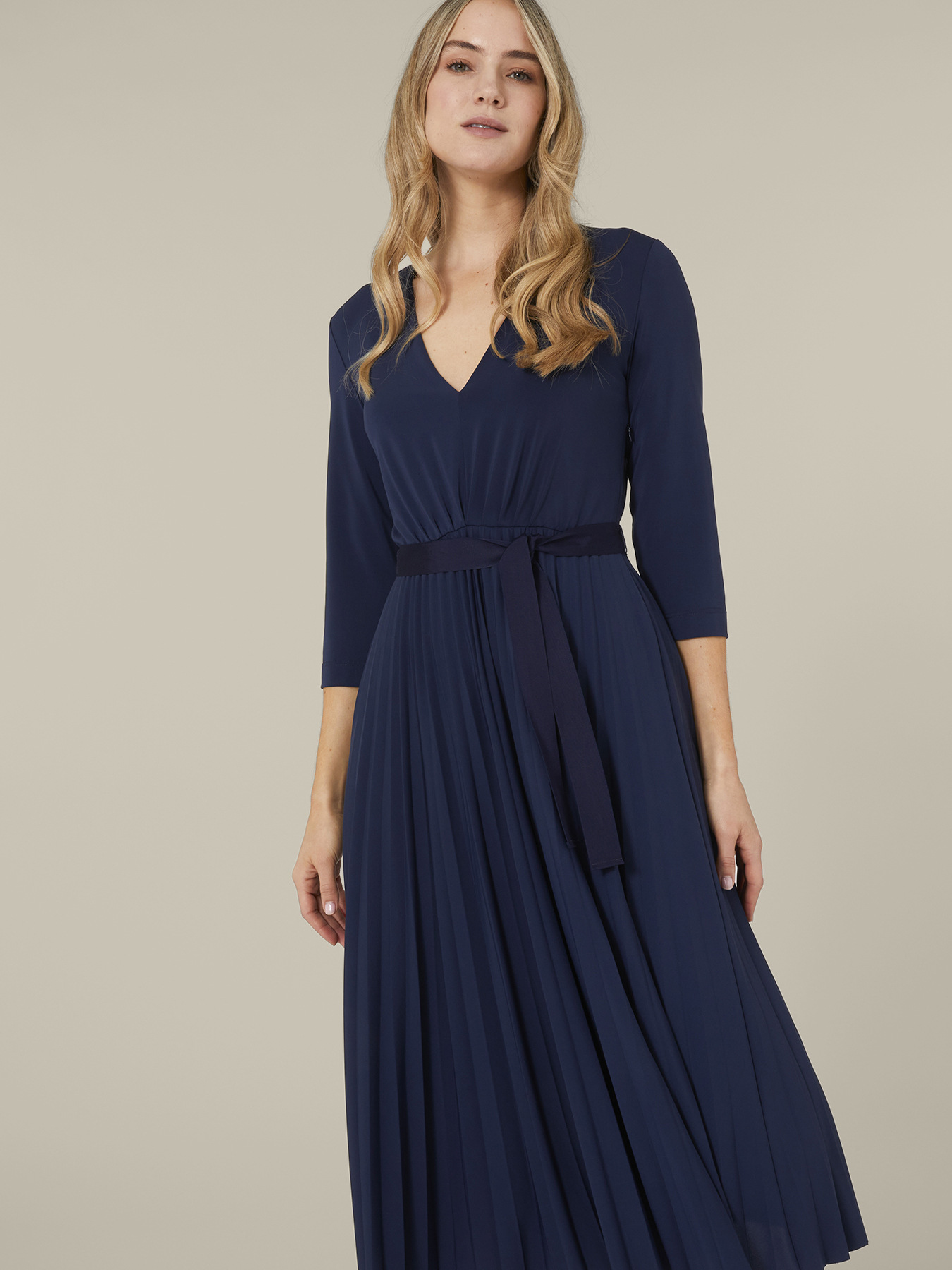 Pleated dress in flowing jersey image number 0