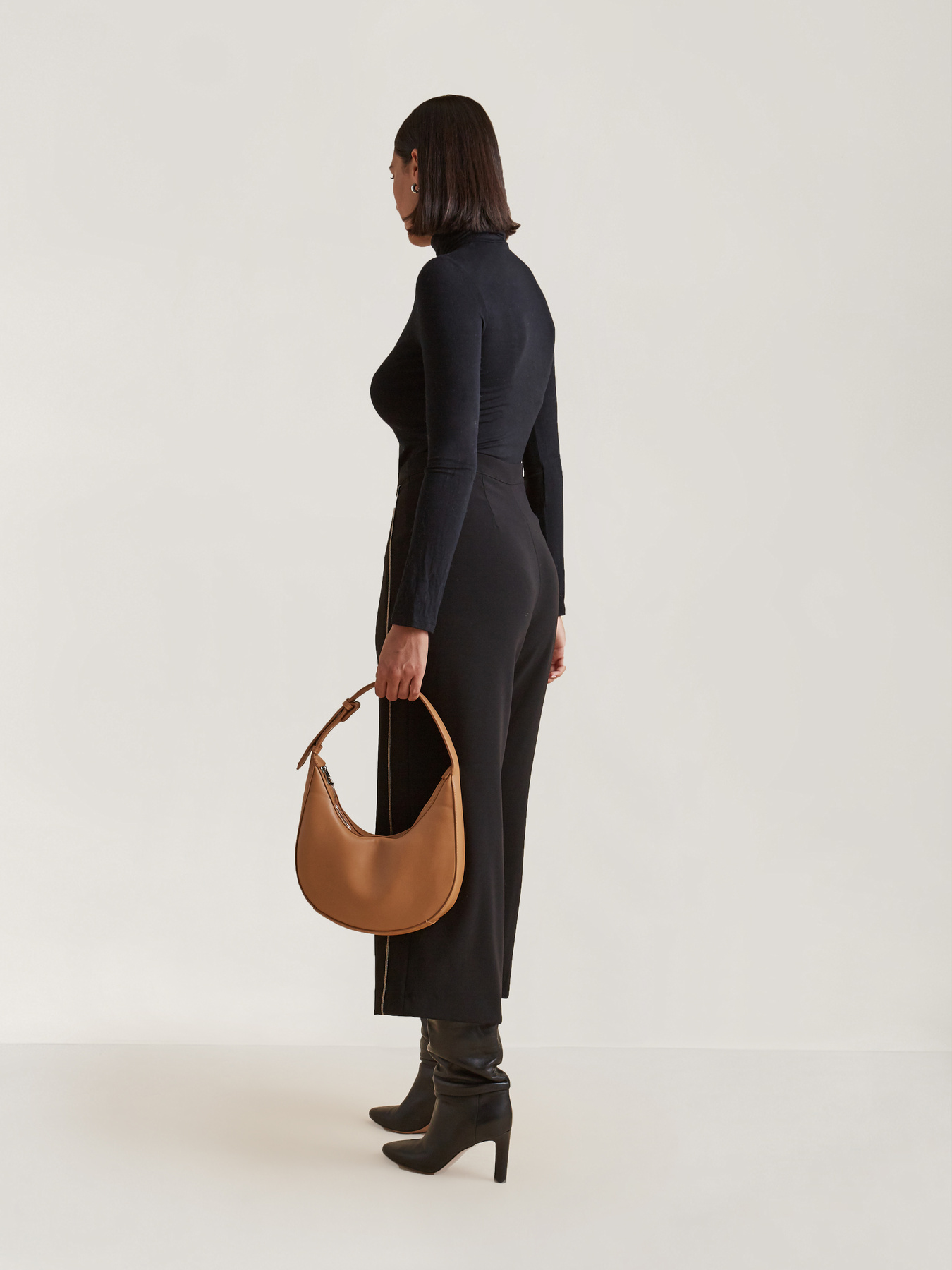 Pantaloni cropped con bordi ricamati image number 1