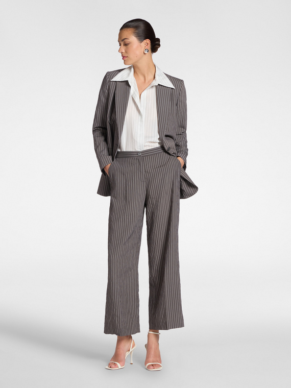 Pantalon chino &agrave; rayures fines