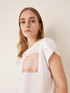 T-shirt "Leisure Chic" con tasca in pizzo image number 0