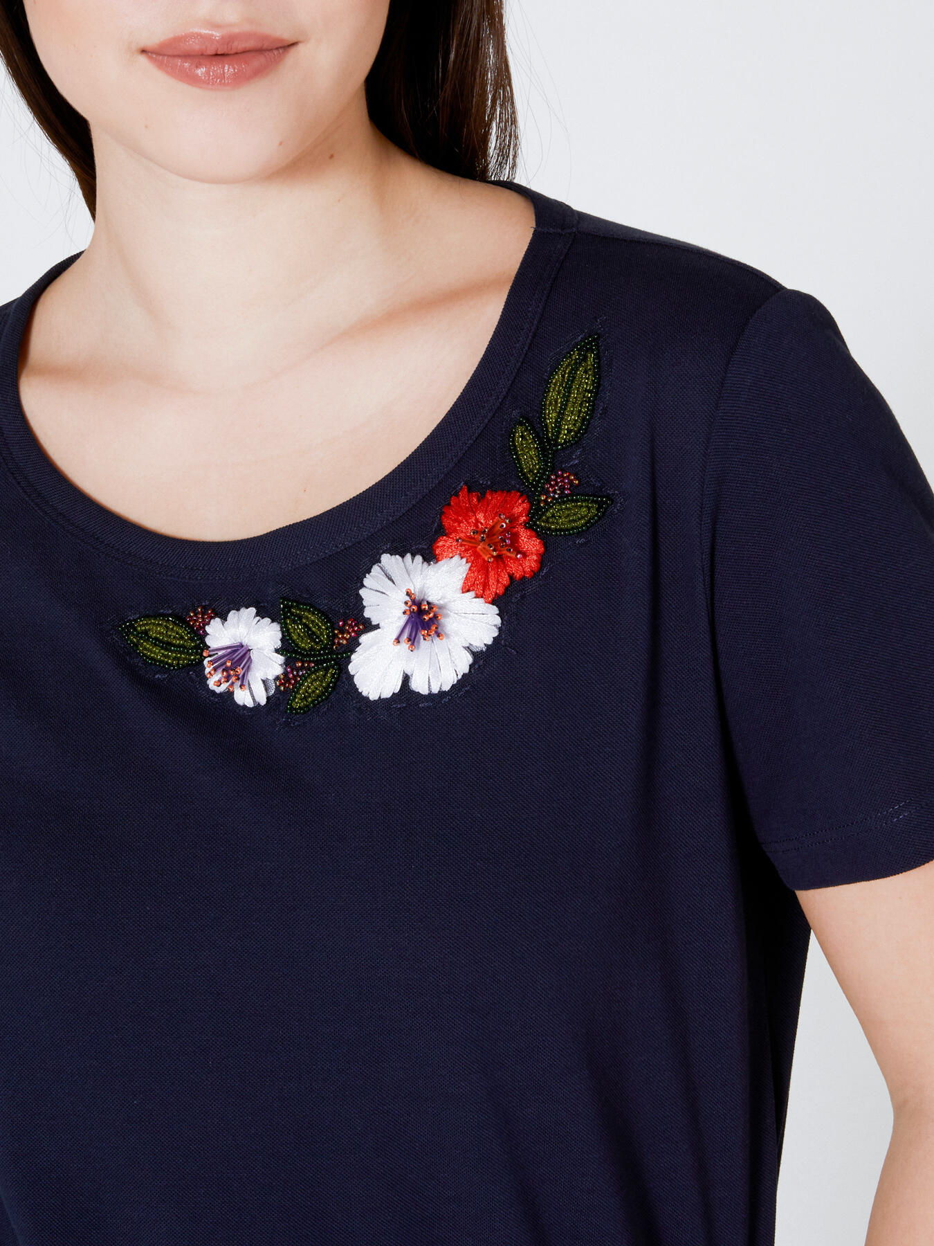 Camiseta con bordado floral de hilo image number 3