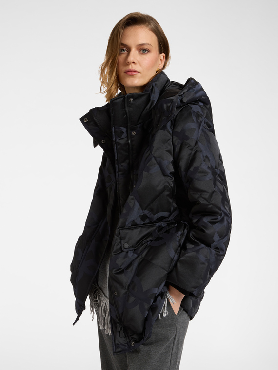 Chaqueta de plumas con monograma y capucha