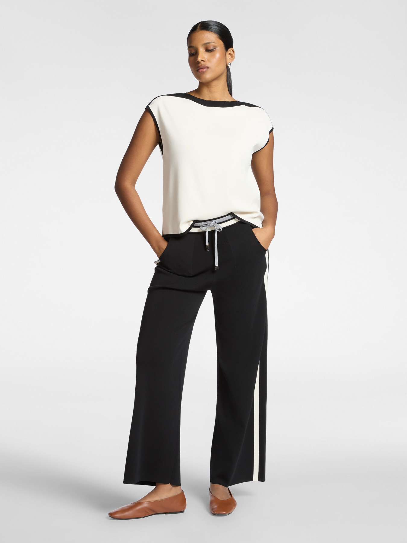 Short-sleeved viscose blend top image number 2