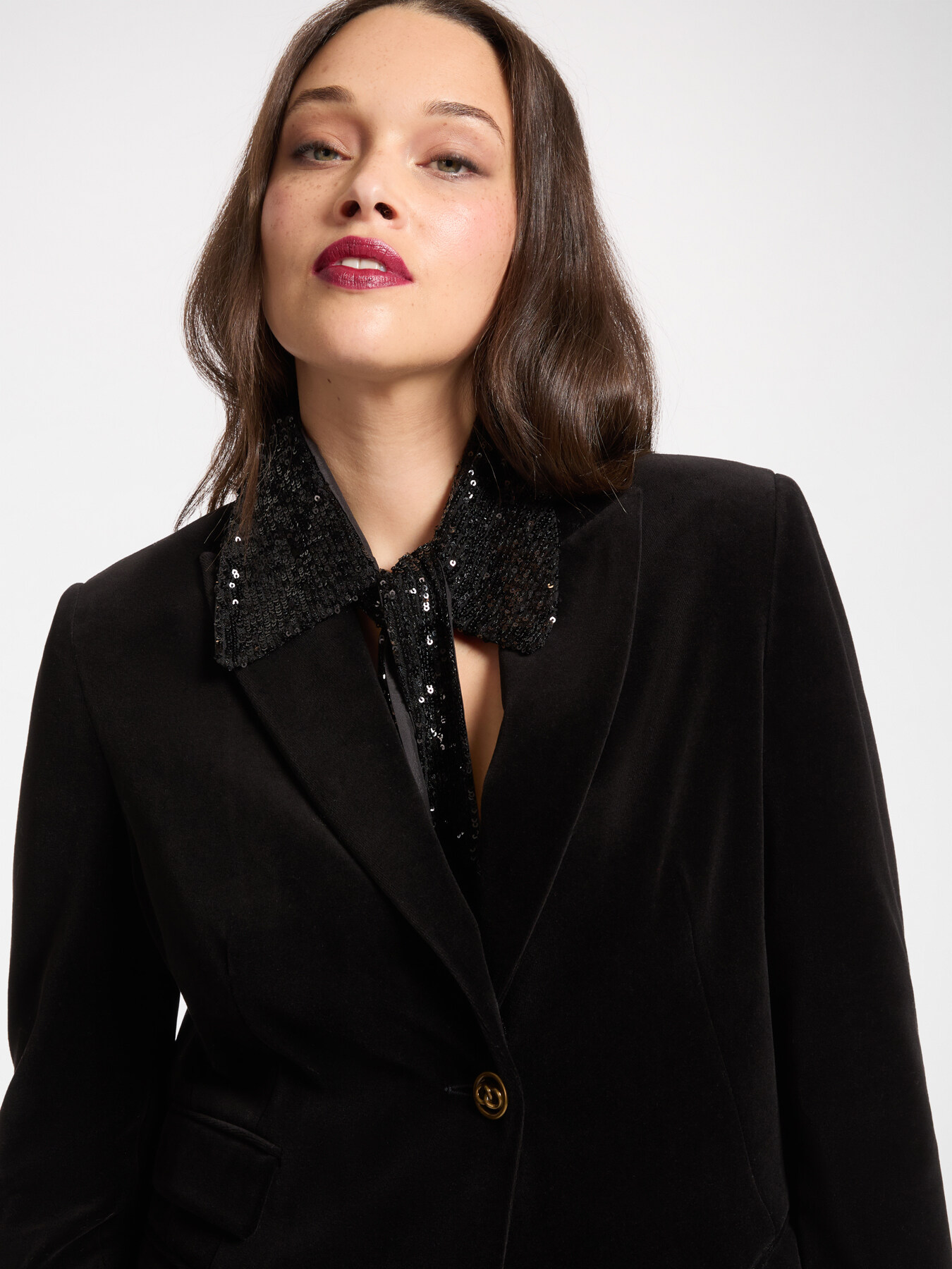 Embroidered collar image number 0