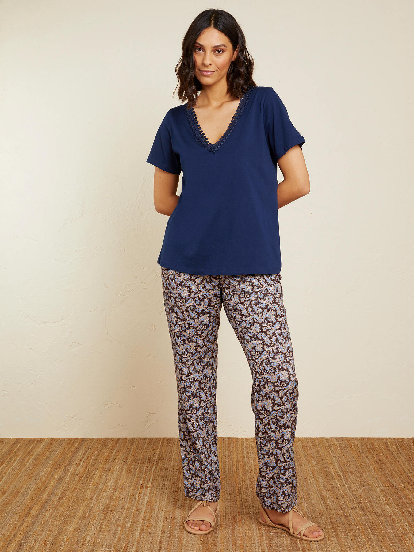 Camiseta con aplicaciones en ganchillo image number 2