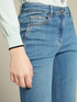 Jeans flare em algodão sustentável image number 3