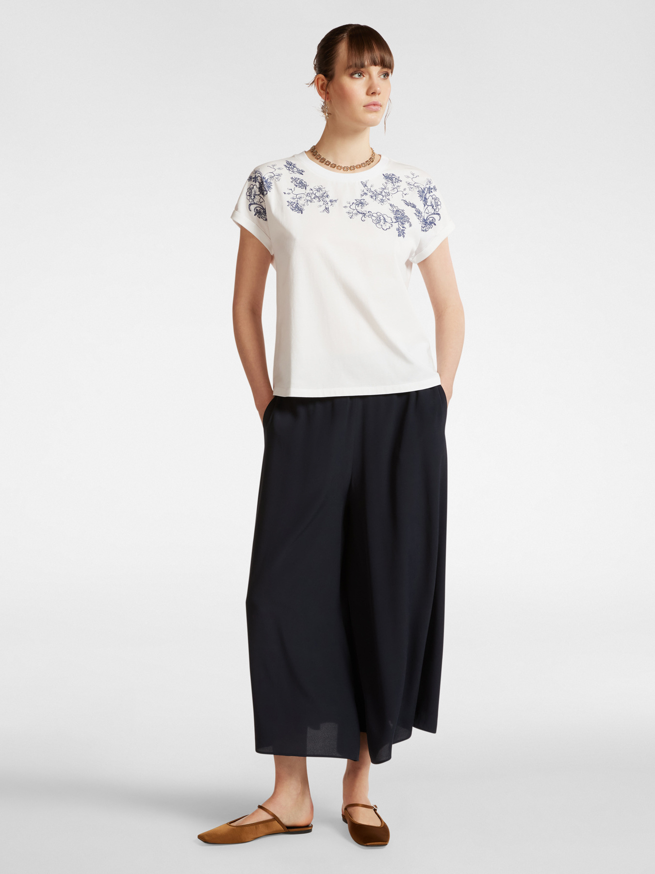 T-shirt con ricamo floreale image number 2