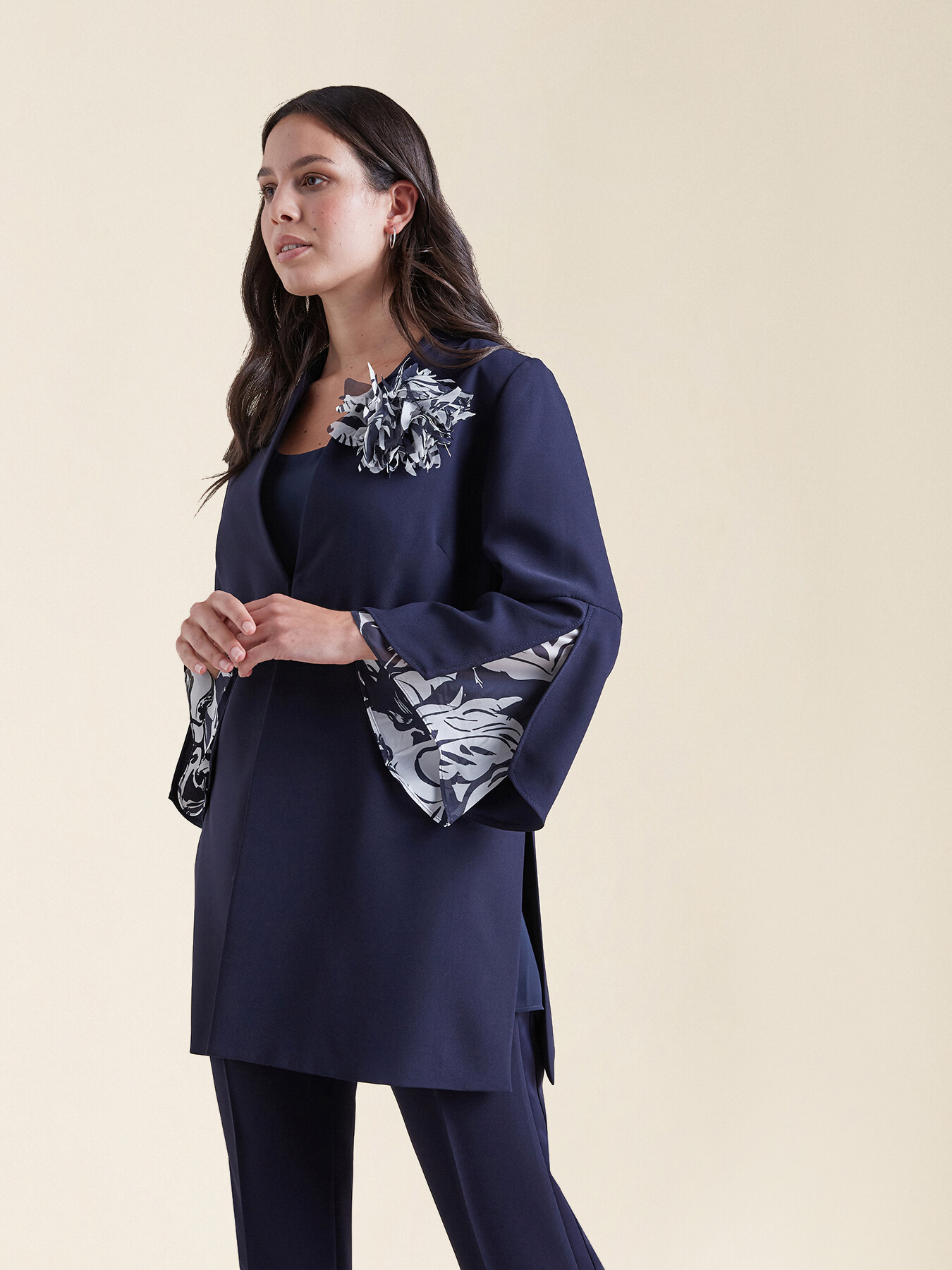 Elegant jacket with brooch image number 2