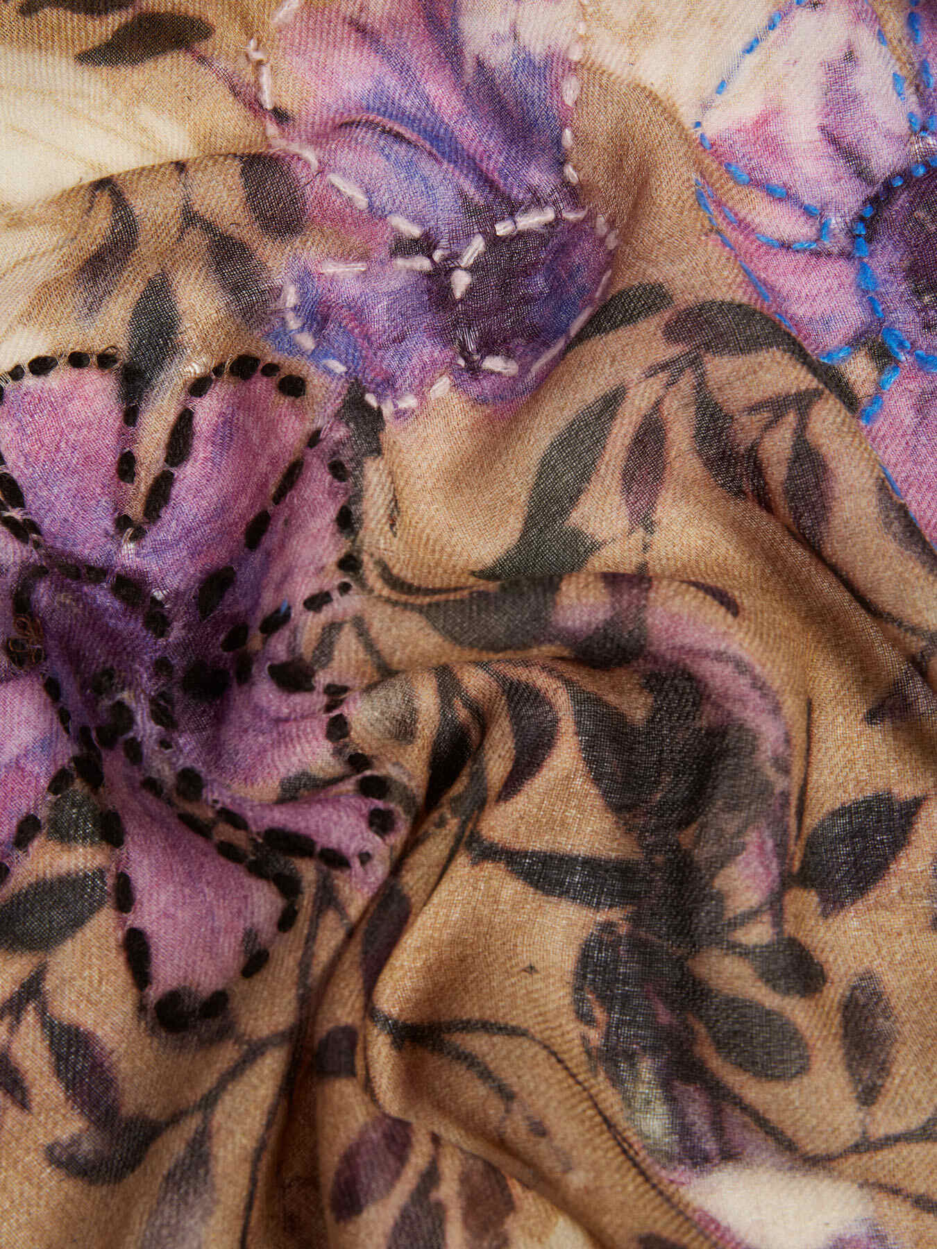 Sciarpa in lana ricamata image number 2