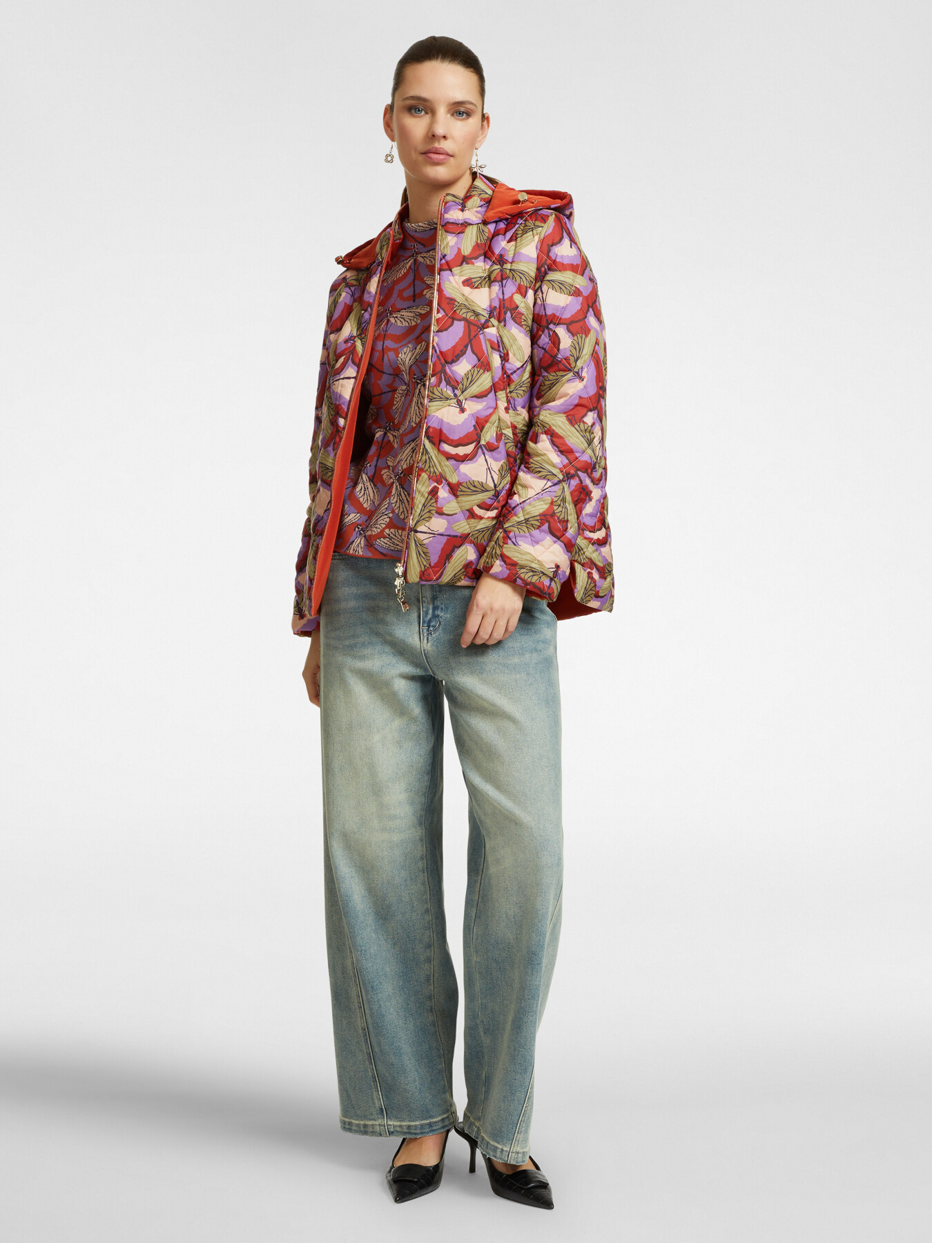 Bedruckte Daunenjacke mit Kapuze image number 2