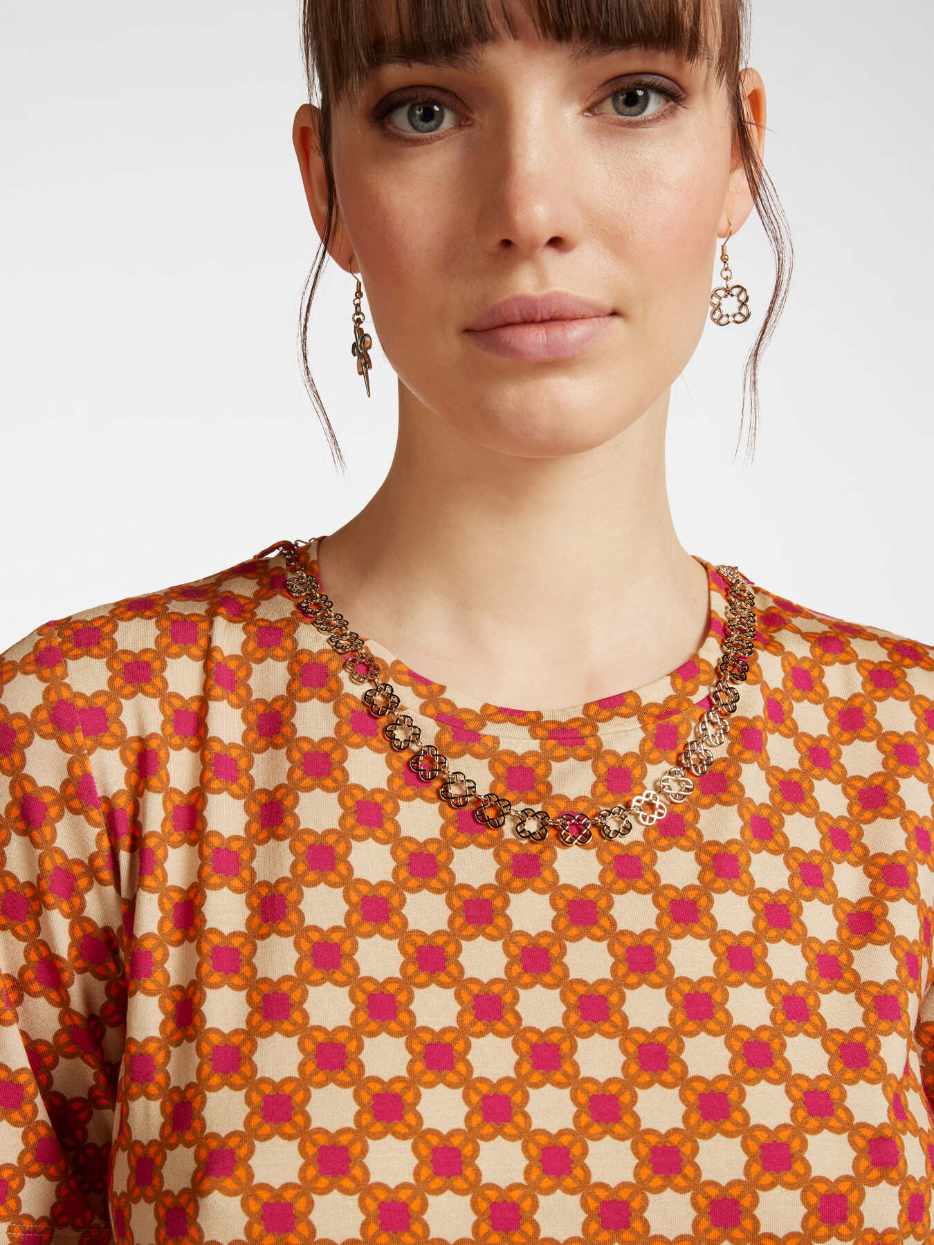Printed T-shirt with necklace image number 3