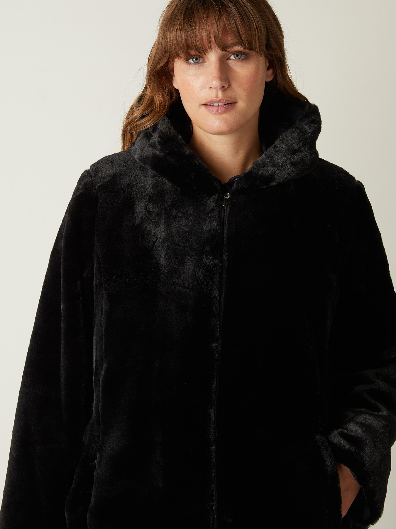 Piumino con bordi ricamati image number 3