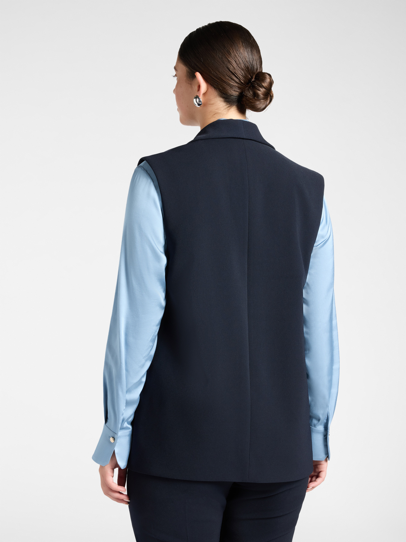 Cr&ecirc;pe vest with lapels image number 1