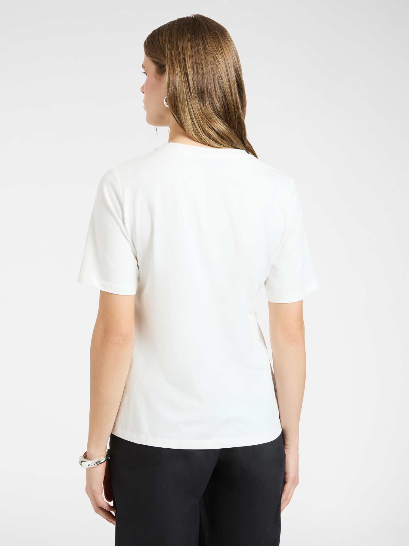 T-shirt com bordado floral image number 1