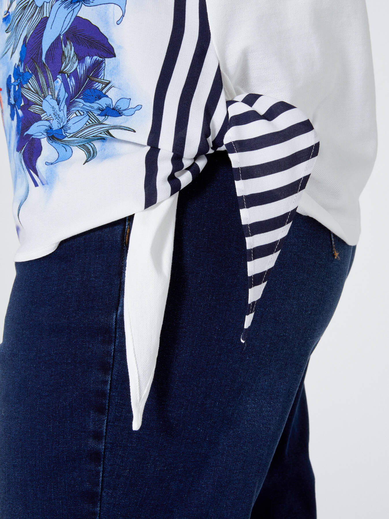 T-shirt with postcard print image number 3