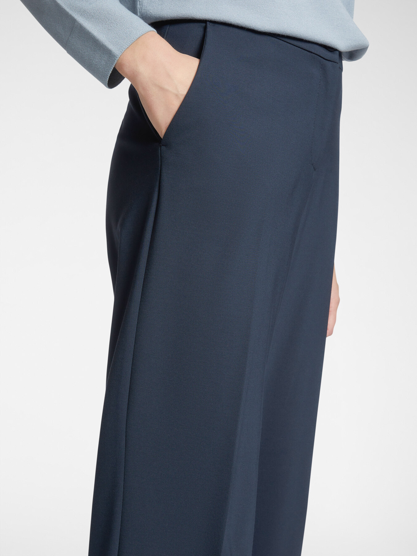 Solid colour cropped trousers image number 3