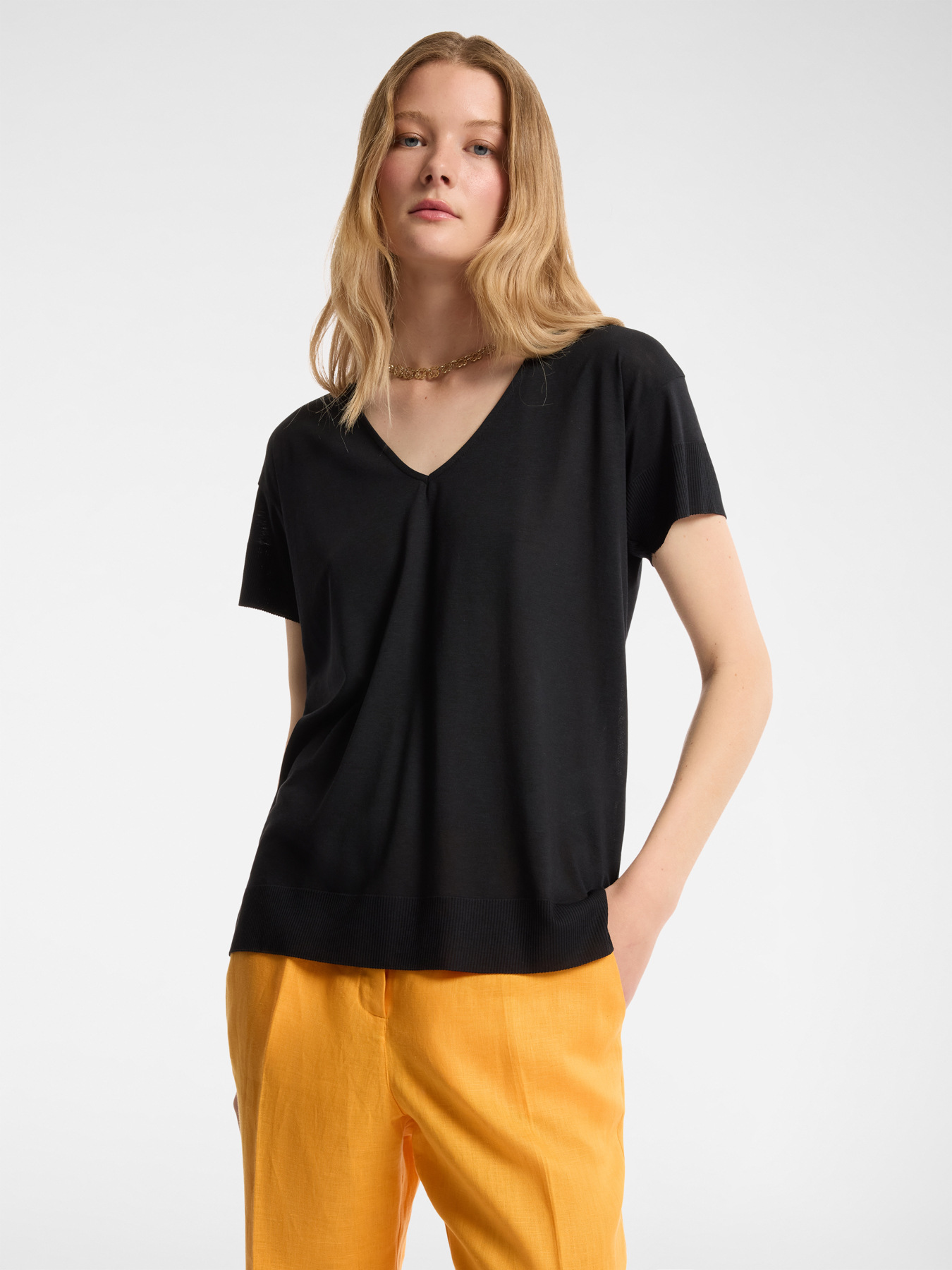 Camiseta con escote de pico image number 0