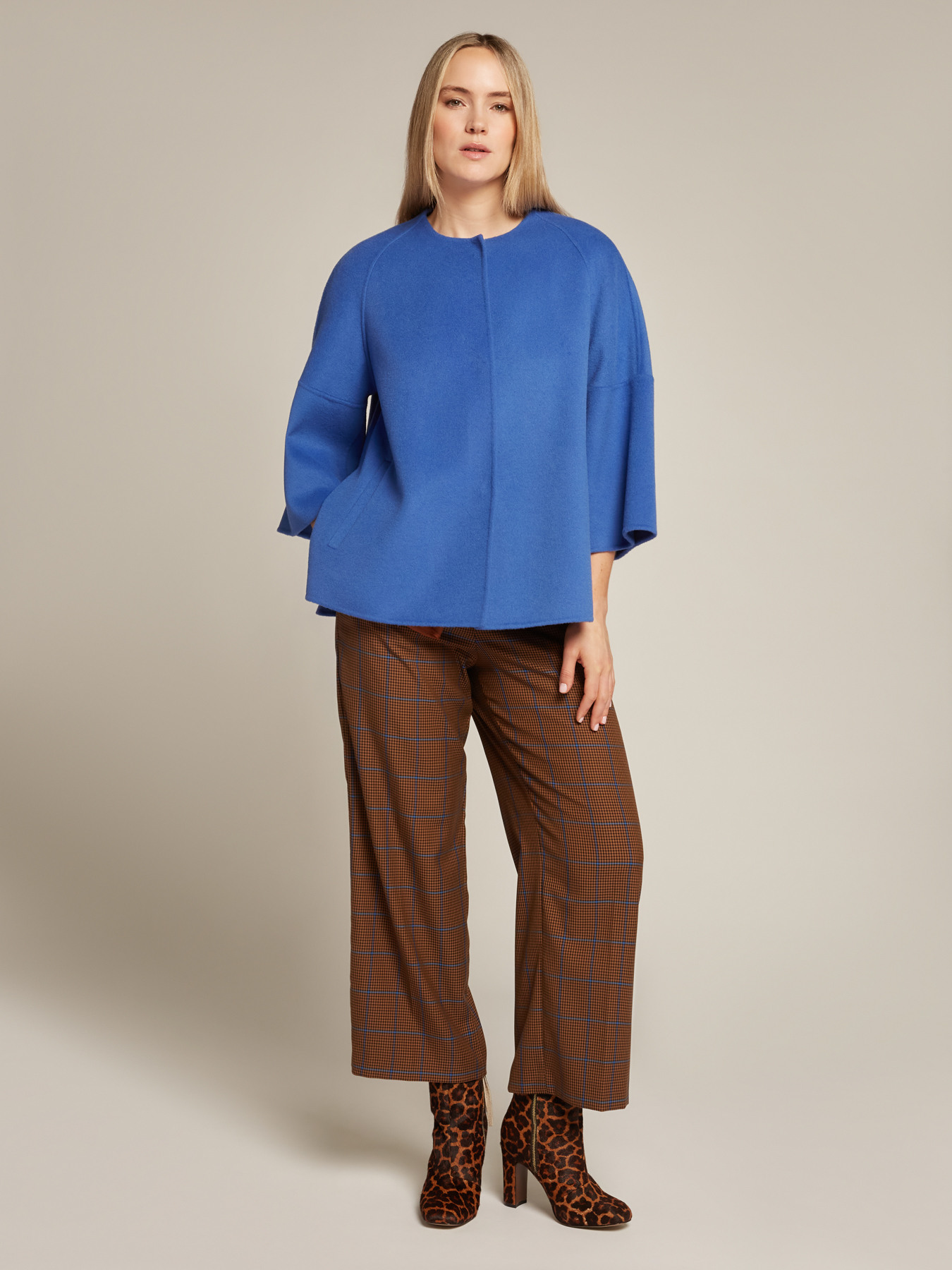 Hand-finished double fabric cape image number 2