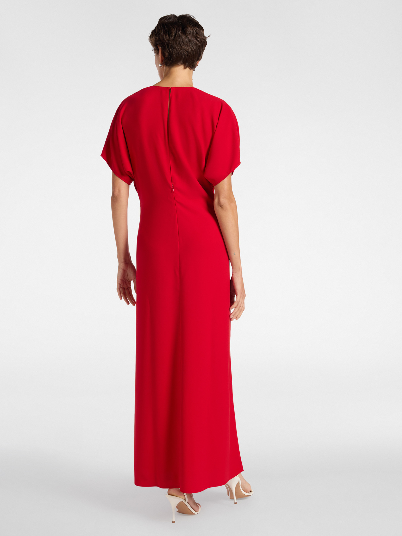 Vestido longo com n&oacute; central image number 1