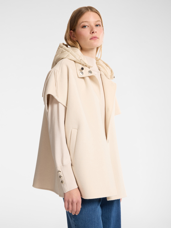 Capa con capucha desmontable