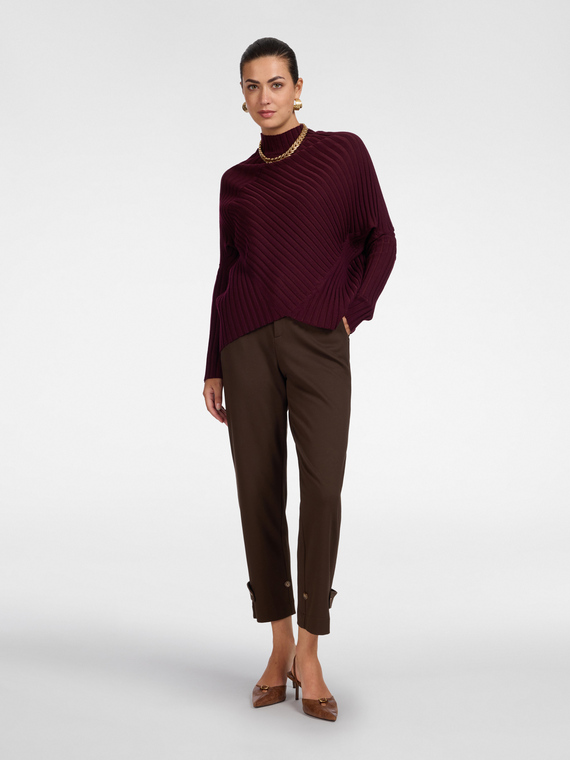 Pantaloni slim con cinturini al fondo