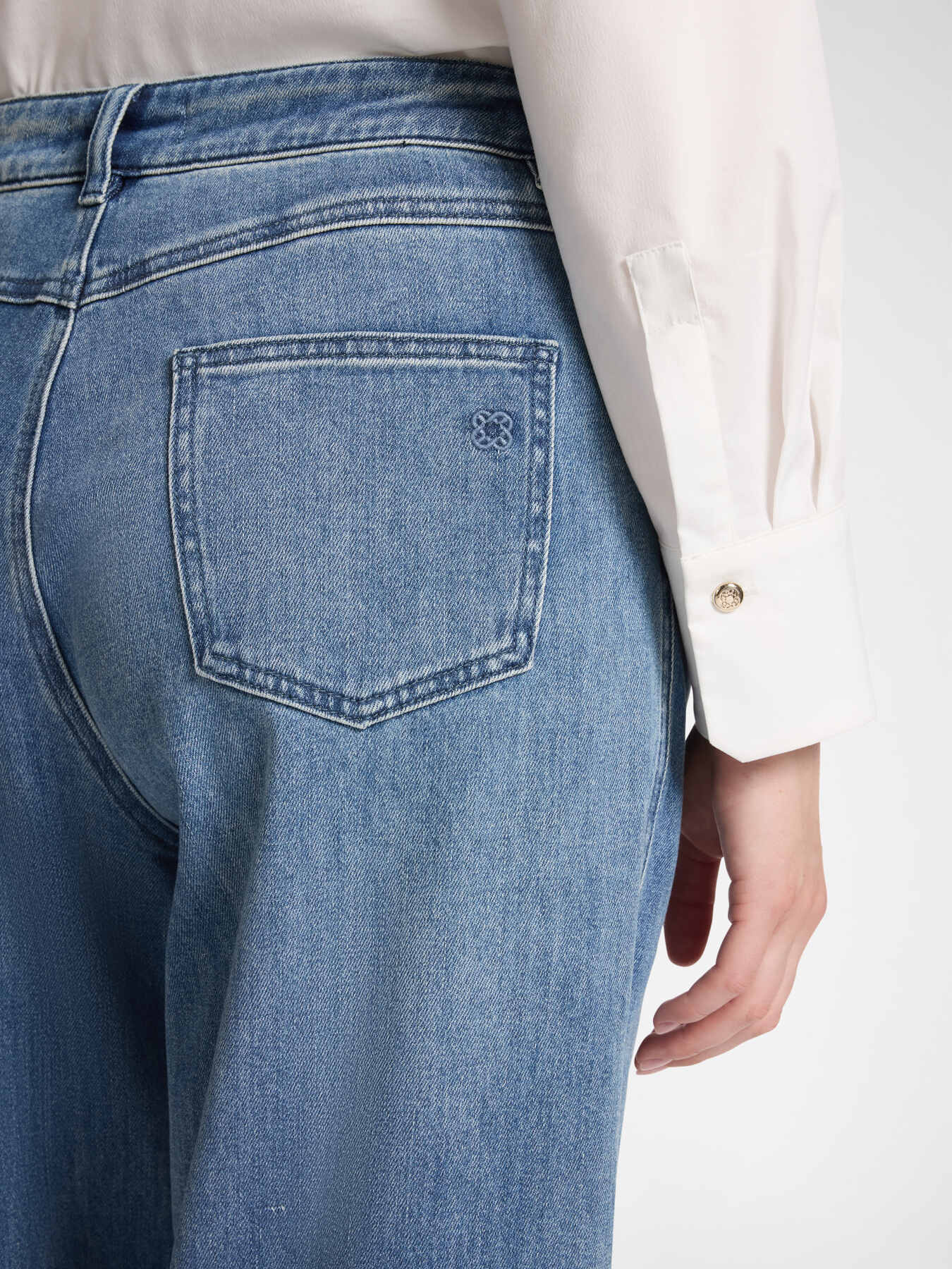 Jeans regular en denim lavado image number 3
