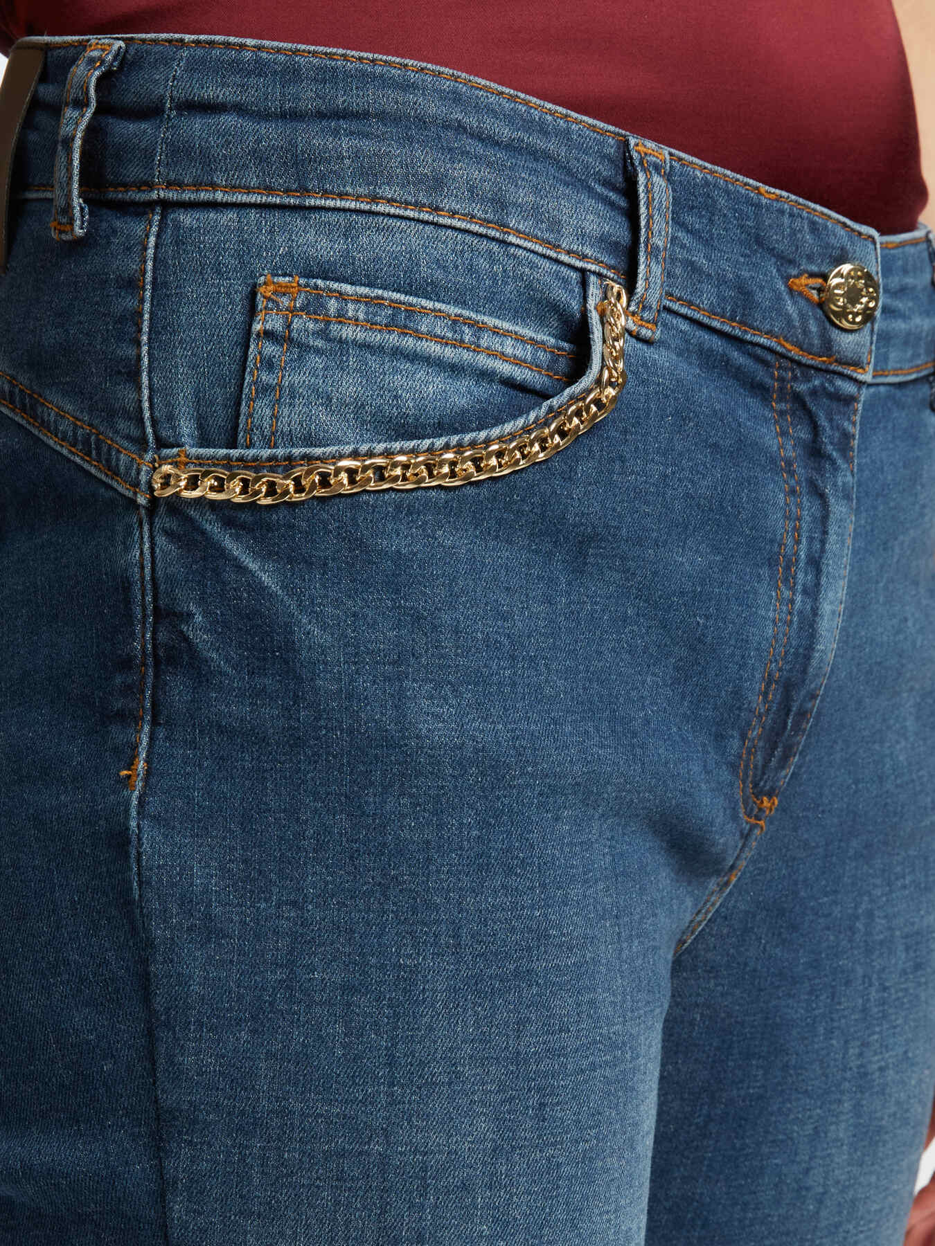 Jeans with chains on the pockets image number 3