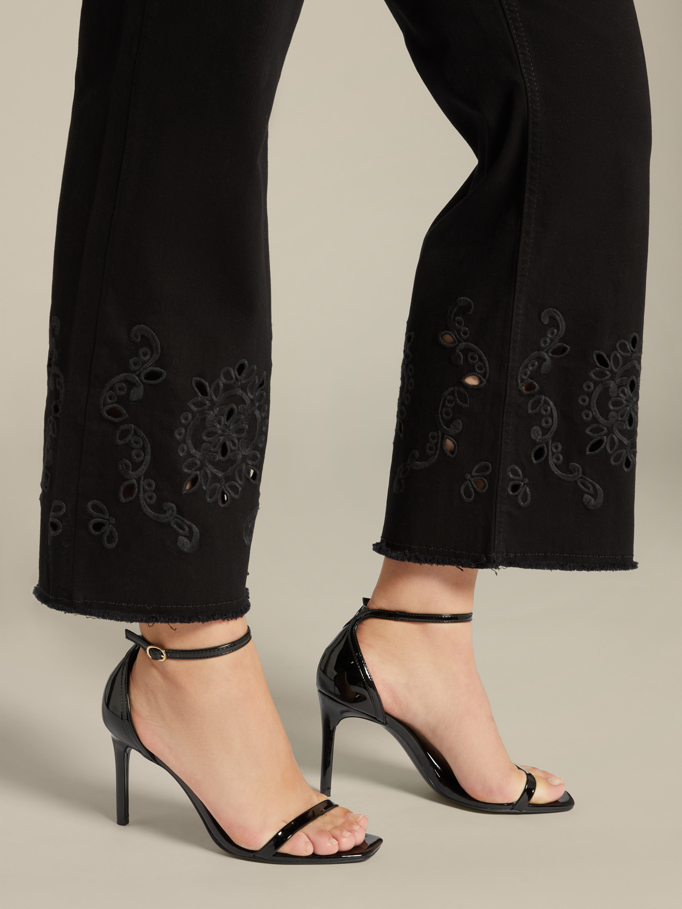 Pantalones con bordado en la parte inferior image number 3