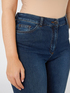 Jeans cropped con orlo scuro image number 3