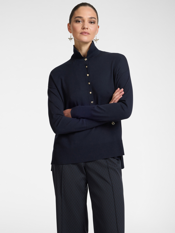 Top with collar and buttons